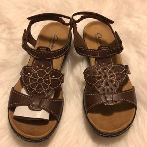 Bendable Clarks Women Size 8